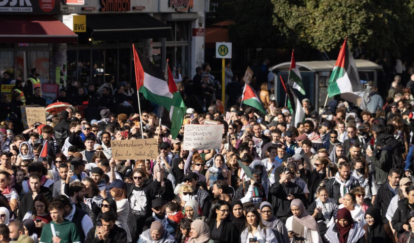 Berlin’de tarihi yürüyüş: 100 Bini aşkın kişi Gazze için sokaklarda!