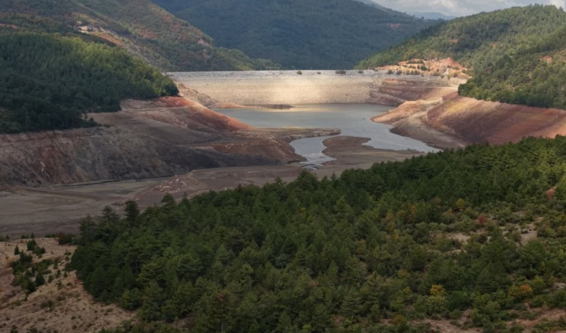 'Su şehri' Bursa'nın 1 haftalık suyu kaldı; kuruyan Nilüfer Barajı dronla görüntülendi