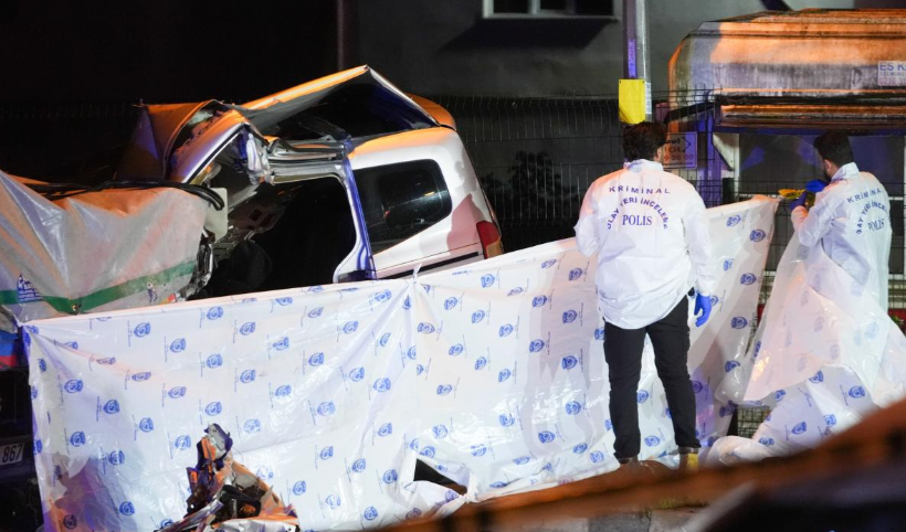 İstanbul'da polisten kaçan aracın tıra çarpması sonucu 1 kişi öldü, 1 kişi yaralandı