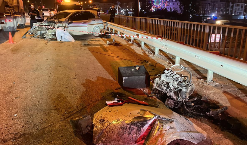 Otomobilin motoru kazada yerinden fırladı