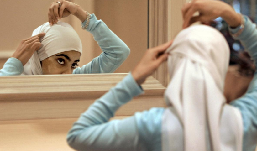 Fransız meclisindeki başörtülü ziyaretçilere gelen tepkiler, ülkedeki İslamofobi'yi gündeme getirdi