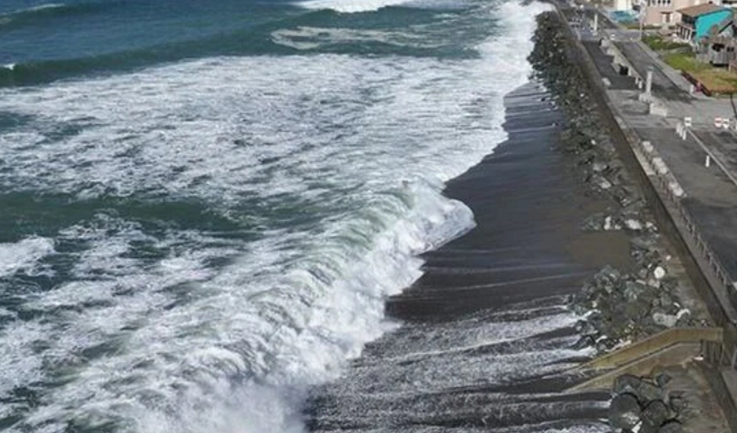 Japonya’da 6,8 büyüklüğündeki depremin ardından hafif ölçekli tsunami meydana geldi