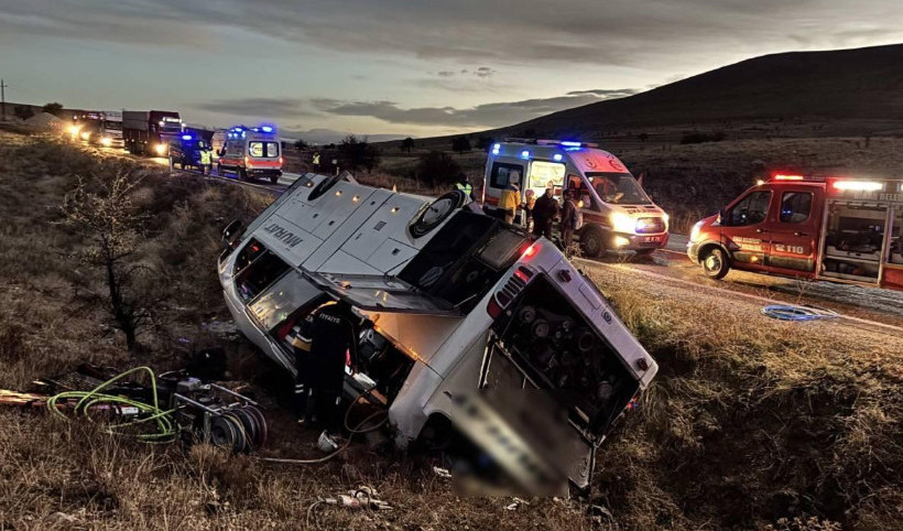 Afyonkarahisar'da Yolcu Otobüsü Devrildi: 2 Ölü, 21 Yaralı
