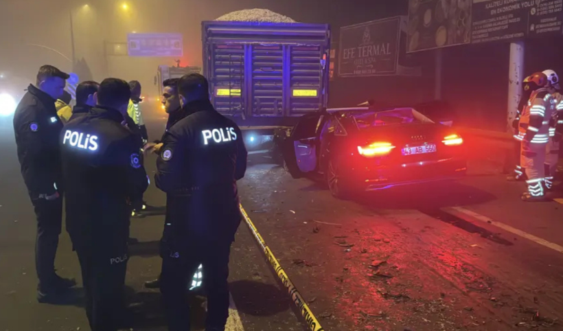 Otomobil tıra arkadan çarptı: 4 kişi hayatını kaybetti