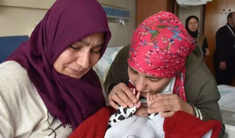 Enkazdan sağ kurtarılan anne ve bebeği 21 gün sonra sarıldı - Resim: 1