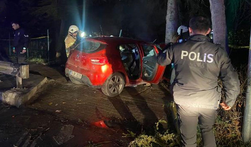 Bakıröy'de ölü ve yaralıların olduğu kazada otomobilde silahlar çıktı - Resim: 1