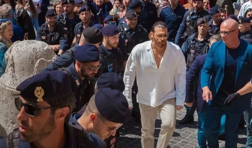Can Yaman'a İtalya'da yoğun ilgi! Ünlü oyuncu yürümekte zorlandı, polis etten duvar ördü - Resim: 1