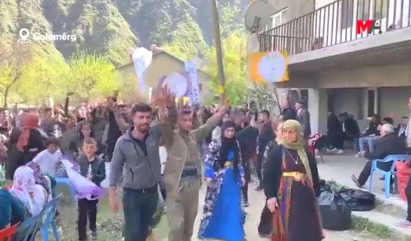 Hakkari'de HDP'li milletvekili adayları PKK'lı teröristler tarafından alkışlarla karşılandı! - Resim: 1