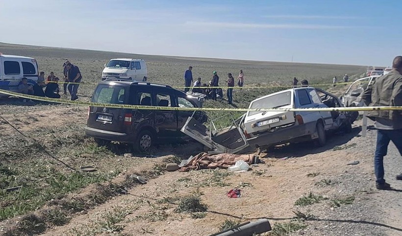 Konya'da katliam gibi kaza! Otomobil ile ticari araç çarpıştı: Çok sayıda ölü ve yaralı var - Resim: 1