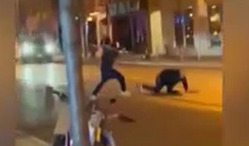 Böylesi görülmedi! Boynunda pitonla dolaşan adam kabus oldu! Sokak ortasında pitonu kırbaç gibi kullanarak dövdü! - Resim: 1