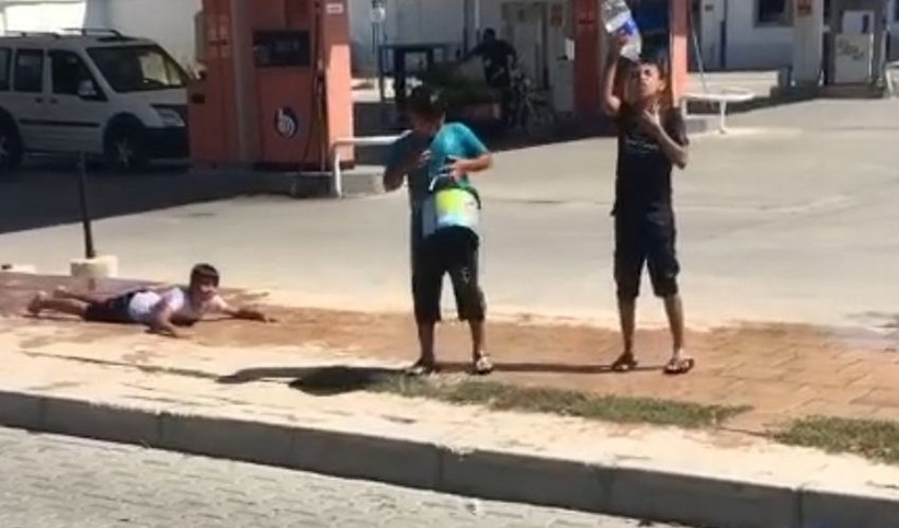 Türkiye kavrulurken halk serinlemenin yollarını aradı! Bazı bölgelerde hissedilen sıcaklık 56 dereceyi gördü - Resim: 6