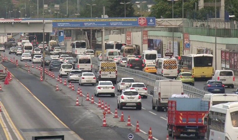 İstanbul'da eğitim-öğretim döneminin kısmen başlamasıyla trafik felç oldu - Resim: 4