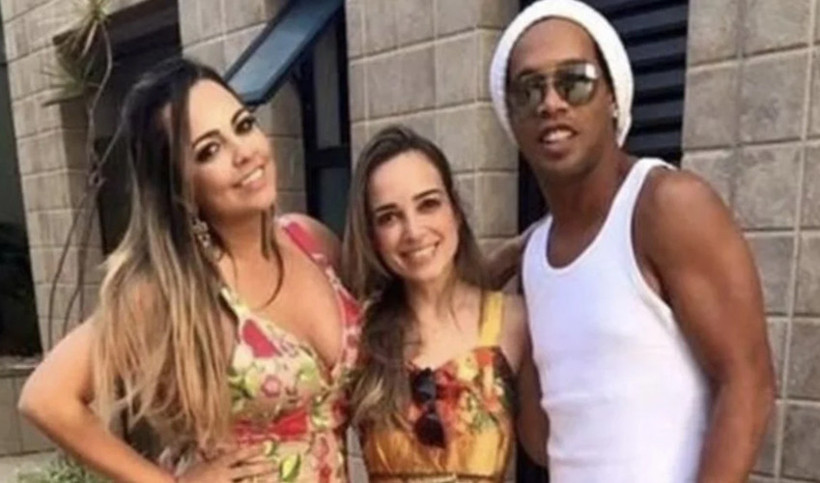 'Ronaldinho iki sevgilisiyle birlikte yaşıyor' - Resim : 3