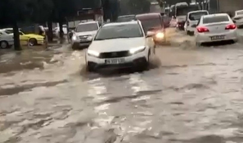 İzmir'e yağmur damlası düşmesin! Sağanak yolları göle çevirdi - Resim : 2