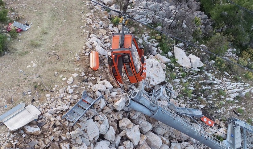 Antalya'da gerçekleşen teleferik kazasının ardından oluşan enkaz görüntülendi - Resim: 3