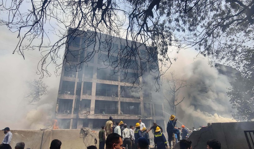 Hindistan'da yolcu uçağı Tıp Fakültesi'ne düştü! Can pazarı kamerada - Resim: 2
