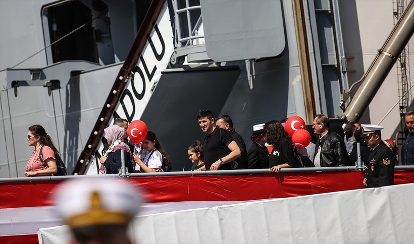 TCG Anadolu Gemisini ziyaret etmek isteyen vatandaşlar Sarayburnu'nda kilometrelerce kuyruk oluşturdu - Resim: 9