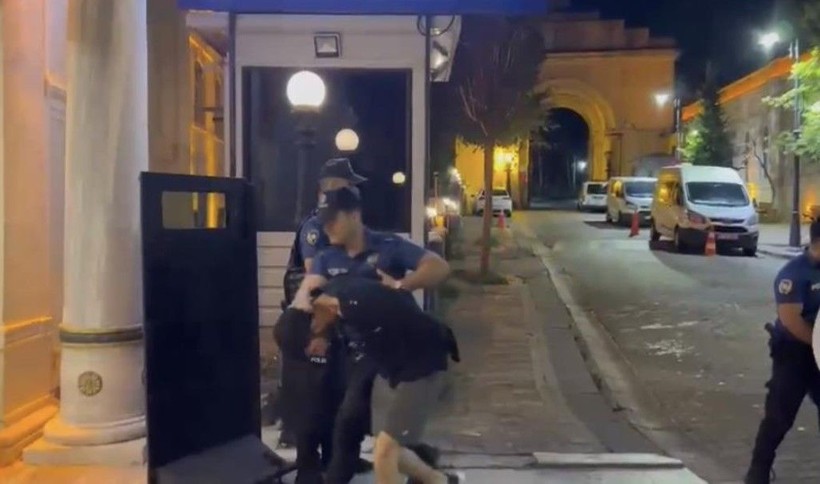 Beşiktaş'ta ihbara giden polise 7 kişi saldırı! Polisin burnunun kırıldığı anlar kamerada - Resim: 5