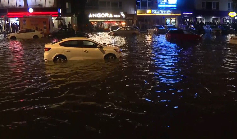 Başkent'i sağanak vurdu! Metroyu su bastı, merdivenler şelaleye döndü - Resim: 2