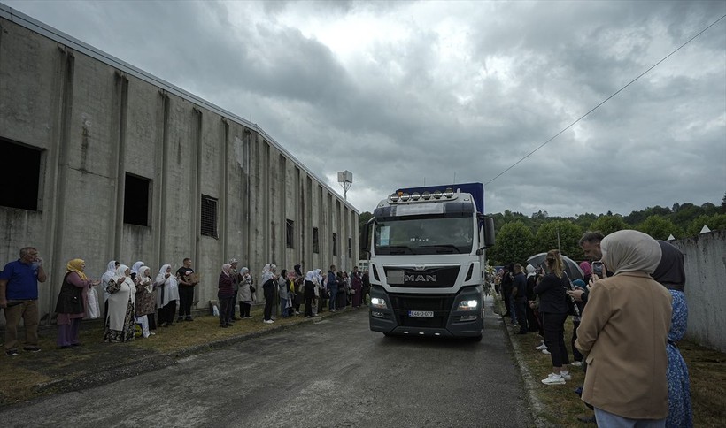 Srebrenitsa Soykırımı’nın 30’uncu yılında toprağa verilecek 7 cenaze, gözyaşlarıyla karşılandı - Resim: 25