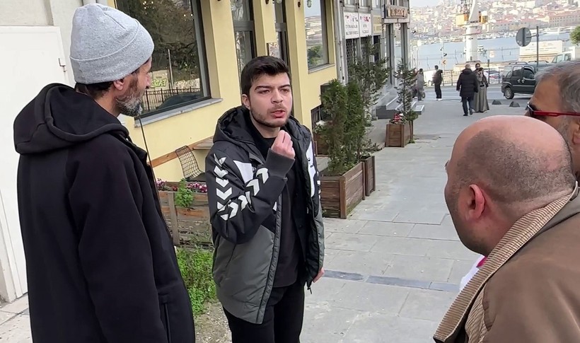 "Siz Arap sevicisiniz" diyerek Filistin'e destek yürüyüşüne katılan kişiye yumruk attı! - Resim : 2
