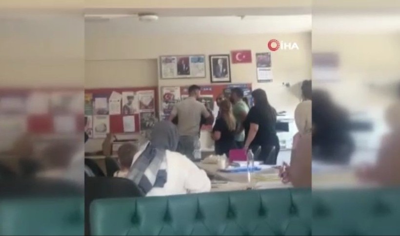Ümraniye'de kardeşi sınıfta kalan abi öğretmene saldırdı! Yumruk anları kamerada - Resim: 4