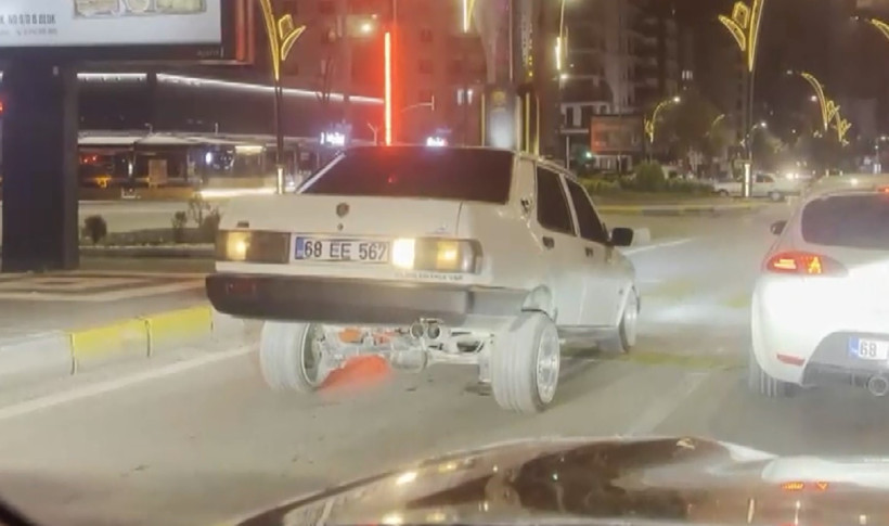 Arabasıyla herkesi şaşırtan o sürücüyü, polis de cezasıyla şaşırttı - Resim : 1
