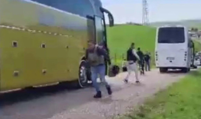 Diyarbakır'da muhtarlık kavgasında kan aktı! Taş, silah ve sopayla saldırdılar - Resim: 10