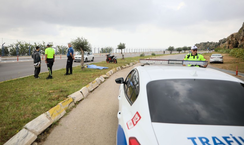 Antalya'da motosiklet sürücüsü hayatını kaybetti! Arkadaşı başından ayrılamadı - Resim : 1