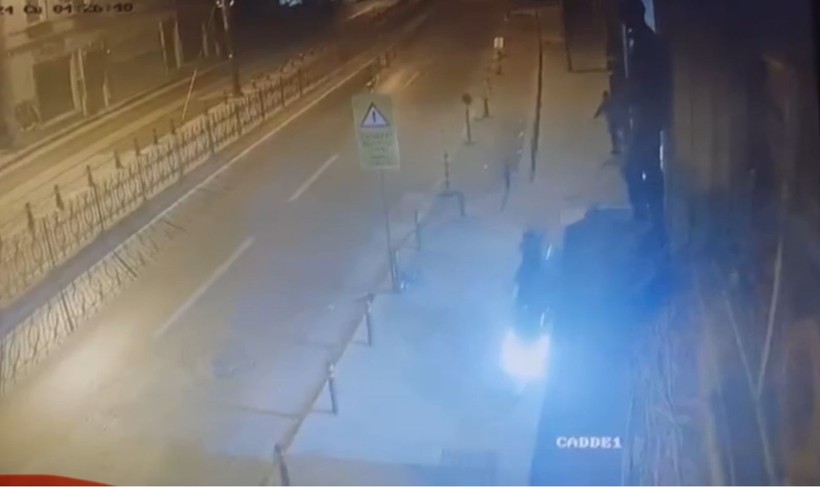 Taksim Meydanı’nda “zincirleme kapkaç” kamerada: 2 günde 6 telefon çaldılar - Resim: 3