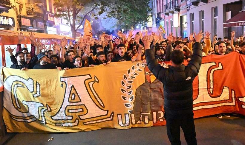 Galatasaraylılar şampiyonluk ruhunu yurt dışında da diri tuttu! Dünyadan kutlamalar objektiflere böyle yansıdı - Resim: 53