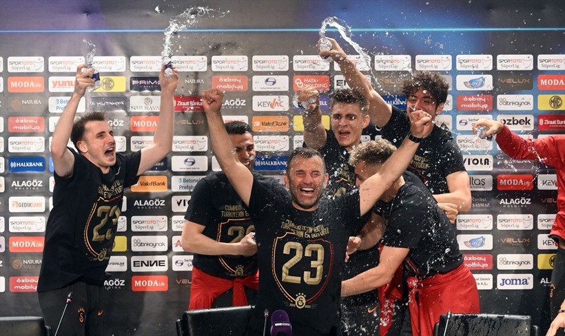 Galatasaray'ın yıldızlarından basın toplantısındaki Okan Buruk'a şampiyonluk sürprizi! - Resim: 1