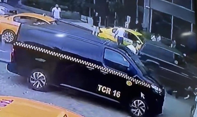 İstanbul'da taksici 'kısa mesafe' kavgasında cinayet işledi! Faslı adamı öldürdüğü anlar kamerada - Resim: 2