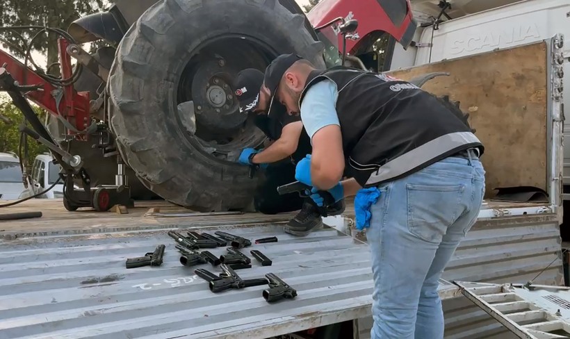 Traktörde cephane gizlenmiş: 420 tabanca ele geçirildi! - Resim : 1