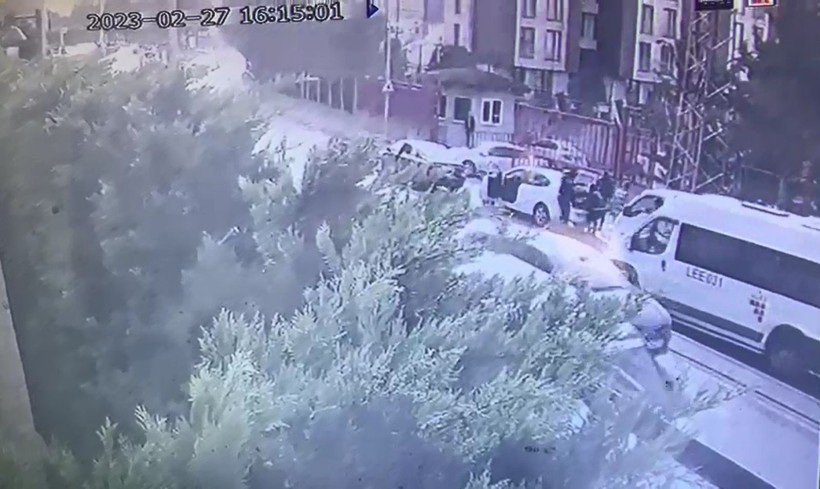 İstanbul'da film gibi operasyon! Otomobilin önünü keserek 1,5 milyon Euro gasbeden çete yakalandı - Resim: 1