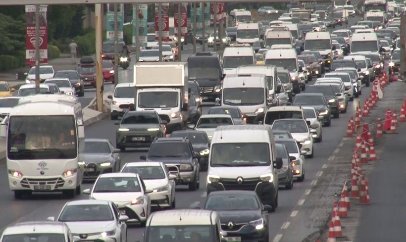 İstanbul'da eğitim-öğretim döneminin kısmen başlamasıyla trafik felç oldu - Resim: 5