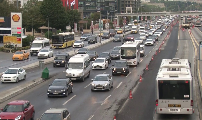 İstanbul'da eğitim-öğretim döneminin kısmen başlamasıyla trafik felç oldu - Resim: 6