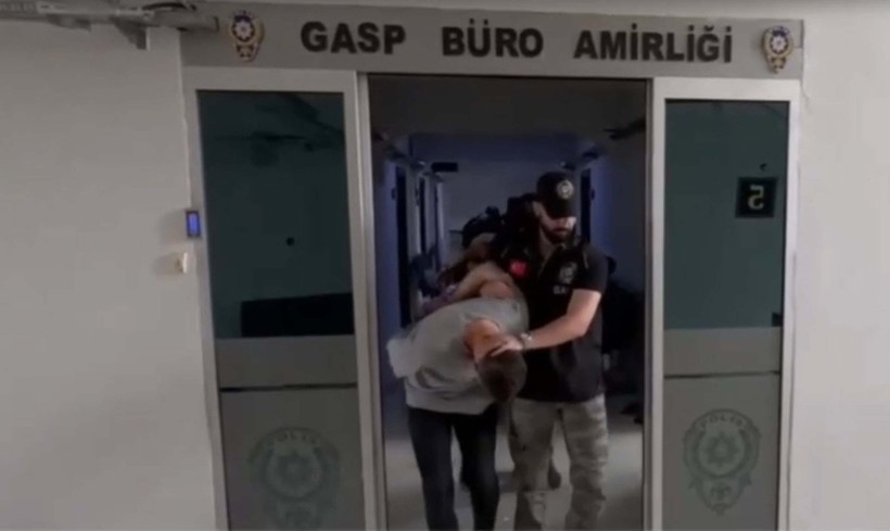 İzmir'de çakarlı otomobillerle gasp yapan 7 sahte polis Manisa'da yakalandı - Resim : 3