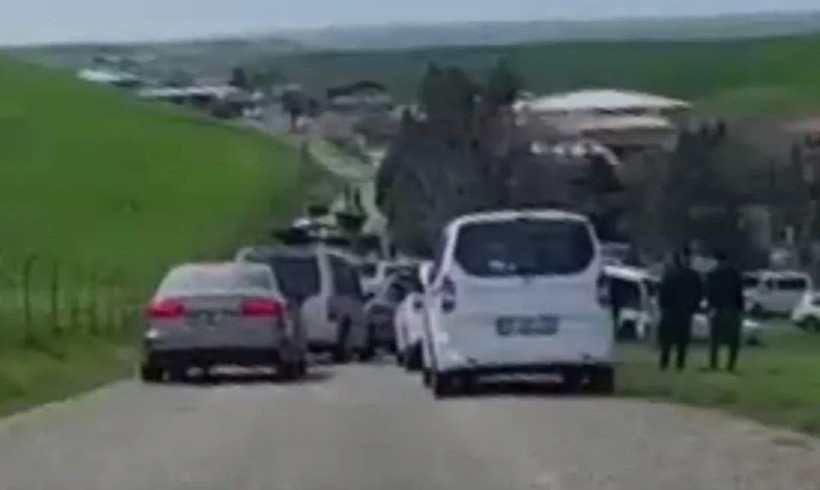 Diyarbakır'da muhtarlık kavgasında kan aktı! Taş, silah ve sopayla saldırdılar - Resim: 3