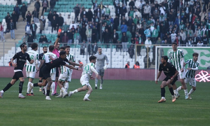 Bursaspor-Diyarbekirspor maçı sonrasında saha karıştı! Savaş alanında 5 kişi kırmızı kart gördü - Resim: 14