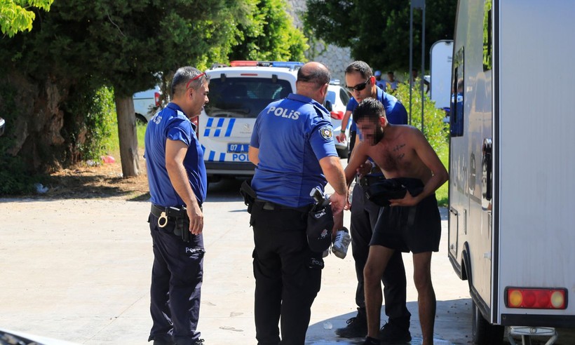 Balta ve neşterle polise direndiler, biber gazıyla etkisiz hale getirildiler - Resim: 5