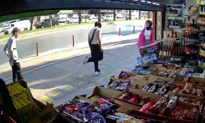 Mersin'de bu dükkanın önünden geçen sek sek oynuyor - Resim: 2