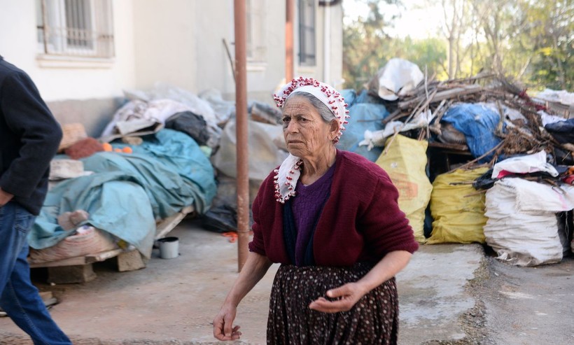Adana'da insanlık bitmiş dedirten görüntüler! 72 yaşındaki kadını tekme tokat dövüp paralarını aldılar - Resim: 2