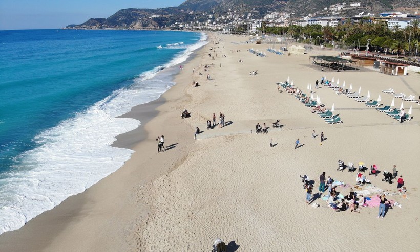 Ülke genelinde havaların soğumaması kuraklık yaratırken Alanya'da Ocak ayının güneşli havasında deniz keyfi yaşadılar - Resim: 1