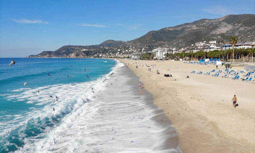 Ülke genelinde havaların soğumaması kuraklık yaratırken Alanya'da Ocak ayının güneşli havasında deniz keyfi yaşadılar - Resim: 2