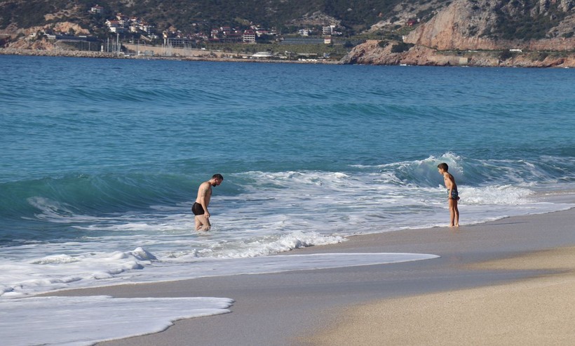 Ülke genelinde havaların soğumaması kuraklık yaratırken Alanya'da Ocak ayının güneşli havasında deniz keyfi yaşadılar - Resim: 6
