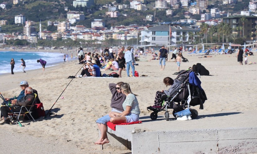 Ülke genelinde havaların soğumaması kuraklık yaratırken Alanya'da Ocak ayının güneşli havasında deniz keyfi yaşadılar - Resim: 7