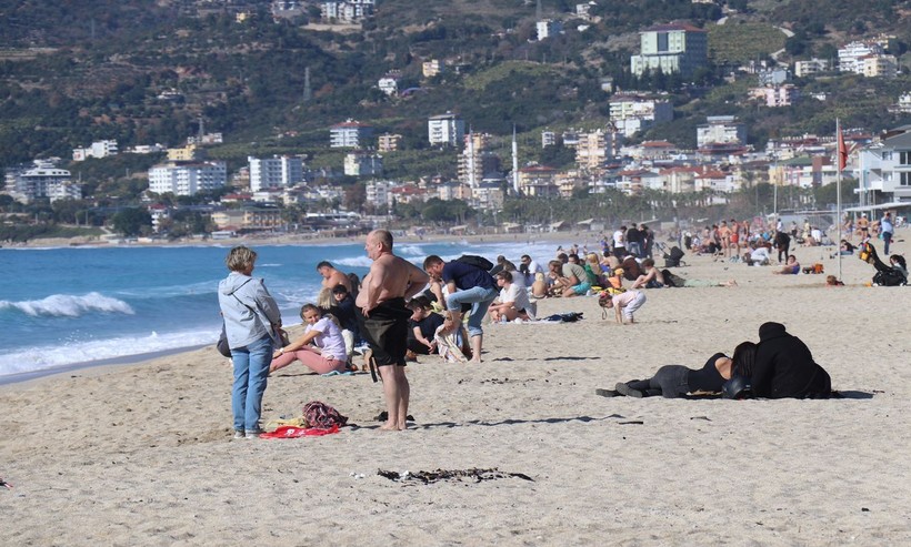 Ülke genelinde havaların soğumaması kuraklık yaratırken Alanya'da Ocak ayının güneşli havasında deniz keyfi yaşadılar - Resim: 8