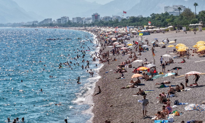 Tatilin son günlerinde Antalya sahilleri doldu - Resim: 2