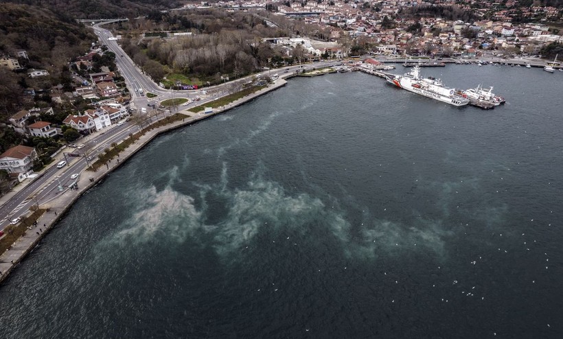 Fırtına ile Sarıyer sahillerinde oluşan görüntü herkesi korkuttu! Yeni bir müsilaj dalgası mı geliyor? - Resim : 4